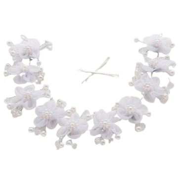 Στέκα μεταλλική νυφική διακοσμημένη με υφασμάτινα λουλούδια,λευκές και ημιδιάφανες χάντρες