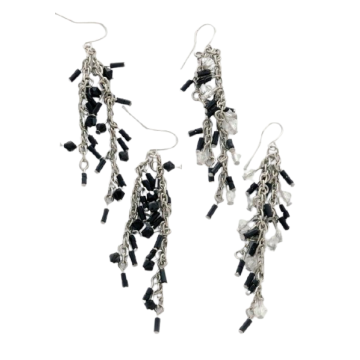 Σκουλαρίκια μεταλλικές ασημί αλυσίδες διακοσμημένες με χάντρες σε μαύρο και λευκό χρώμα