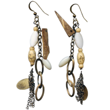 Σκουλαρίκια μεταλλικά διακοσμημένα με μεταλλικές,ξύλινες,πλαστικές λεπτομέρειες