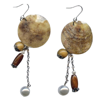 Σκουλαρίκια μεταλλικά διακοσμημένα με φίλντισι,ξύλινες χάντρες και πέρλα
