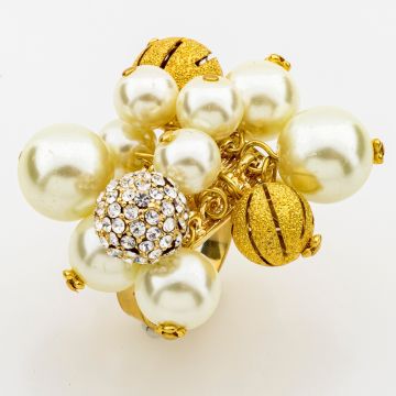 Δαχτυλίδι μεταλλικό σε χρυσό χρώμα διακοσμημένο με χρυσές και λευκές πέρλες