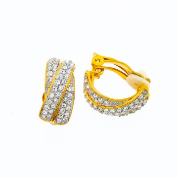 Σκουλαρίκια μεταλλικά σε χρυσό χρώμα πλεκτά διακοσμημένα με λευκά στράς