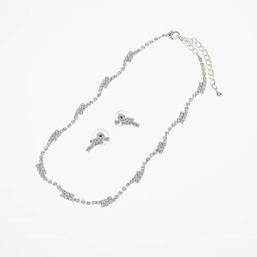 Σετ Μεταλλικό με Σκουλαρίκια και Κολιέ σε Ασημί Χρώμα με Μοντέρνο Σχέδιο και Διακόσμηση από Στράς