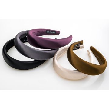 Κλασικές στέκες από σατέν ύφασμα σε διάφορα χρώματα.